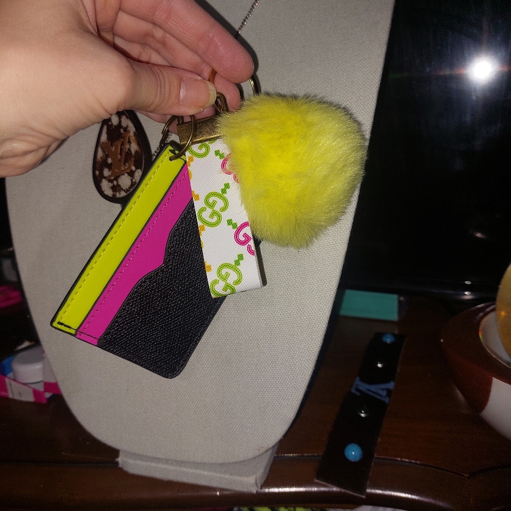 Beautiful Cardholder Keychain - Picture 3 of 5